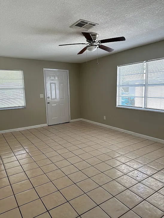 3 bed, 1100 sqft, $1,700 — Photo 2