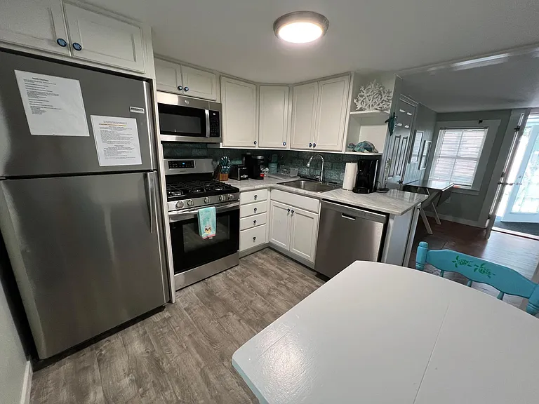 Beautiful, eat in kitchen, fully stocked, dishes, etc. dishwasher