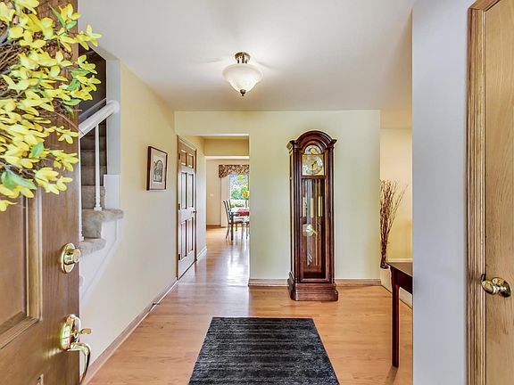 5th image of 1525 W Canterbury Ct
