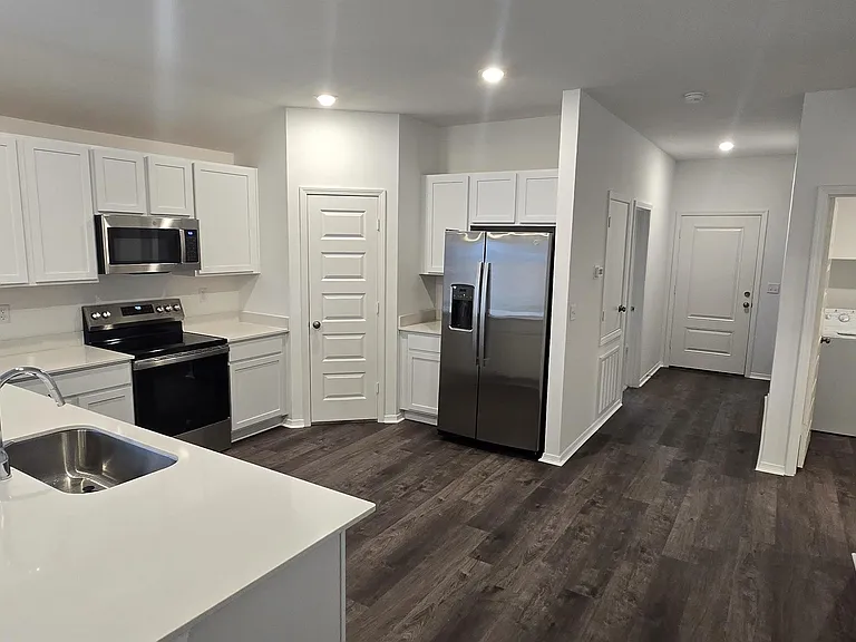 1604 Rambling Brook Dr — Photo 3