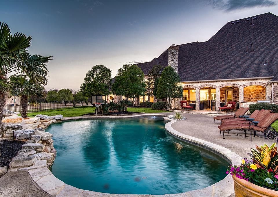 1st image of 702 Manor Dr