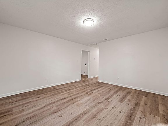 4th image of 613 Locust Rd