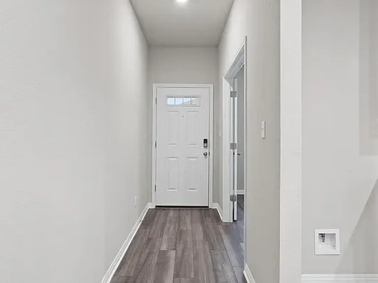 528 Loriner Way — Photo 3