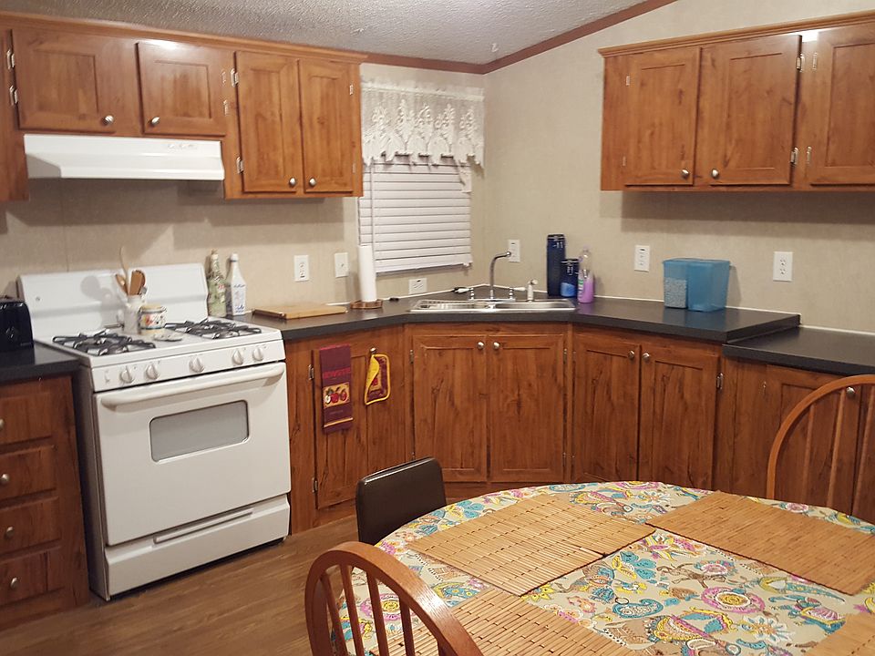 Spacious Kitch. w/ gas stove