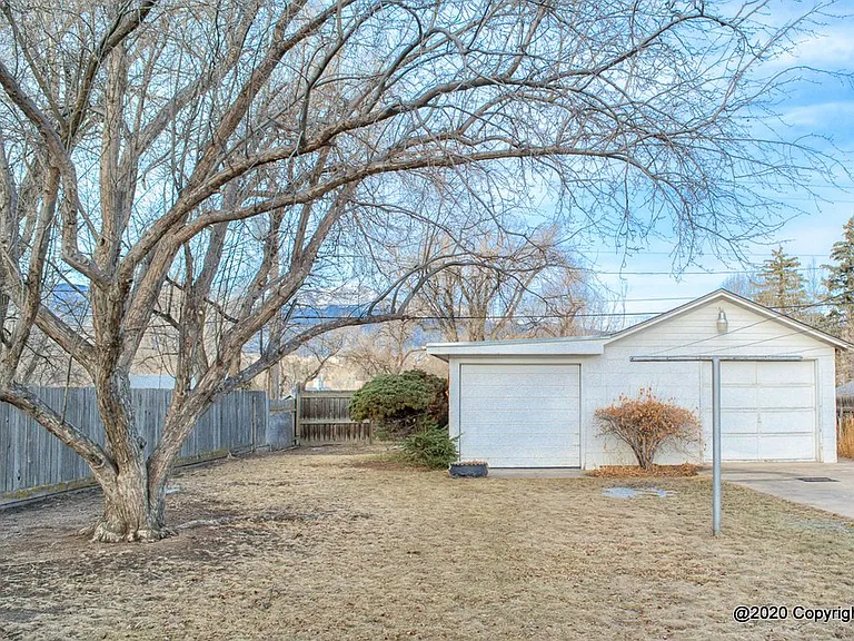 2622 Tremont St — Photo 3