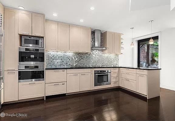 4th image of 345 E 50th St #Townhouse