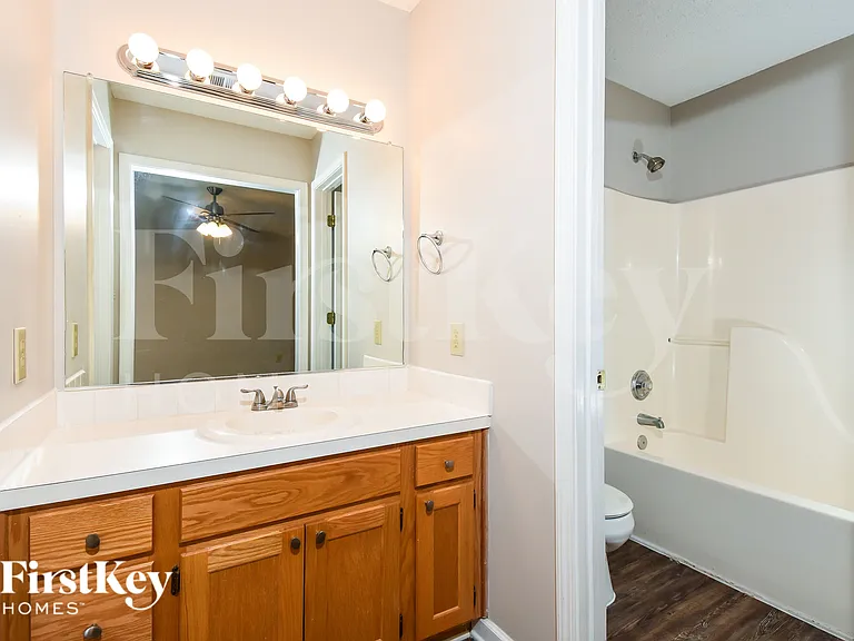 2055 Ardmore Village Ln — Photo 12
