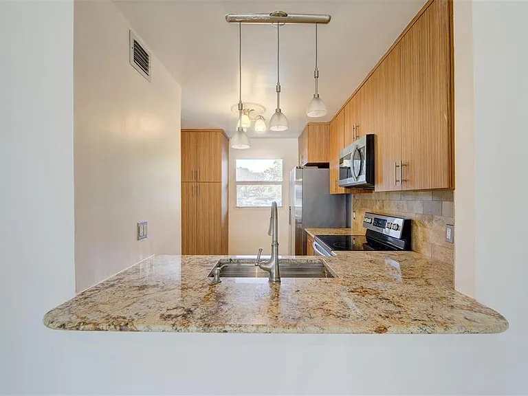 113 Royal Park Dr #1H — Photo 6