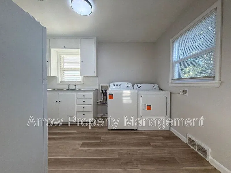 2 bed, 1.0 bath, $865 — Photo 3