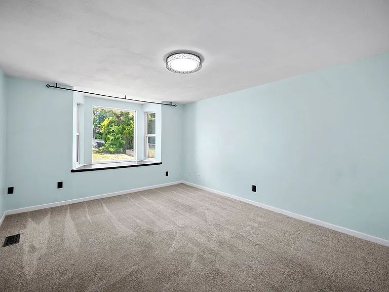 1504 E Queen Ave — Photo 5