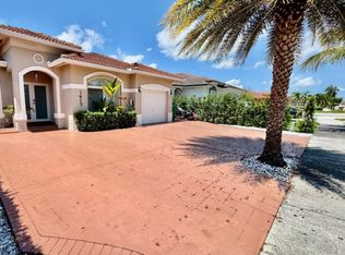 7915 NW 200th Ter, Hialeah, FL 33015