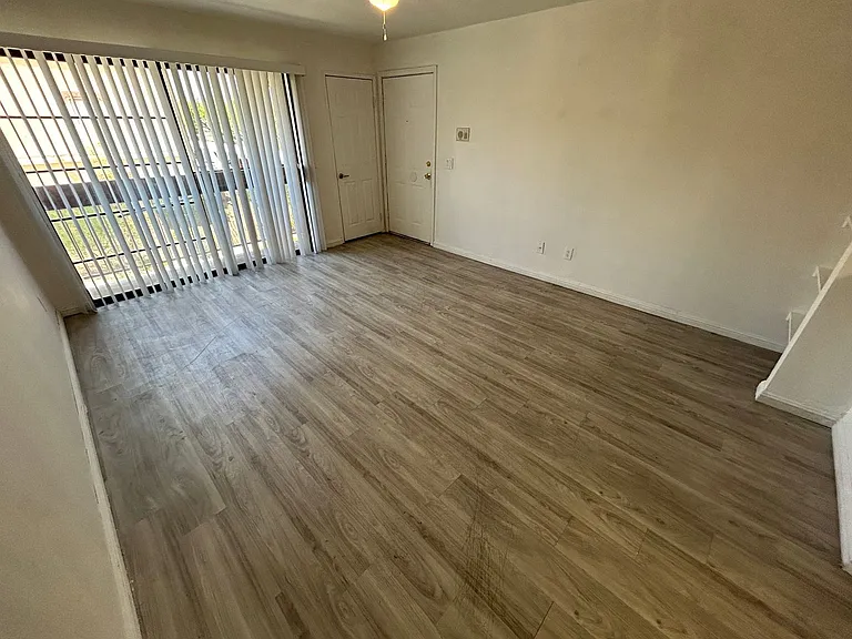 5154 S Jones Blvd #202 — Photo 5