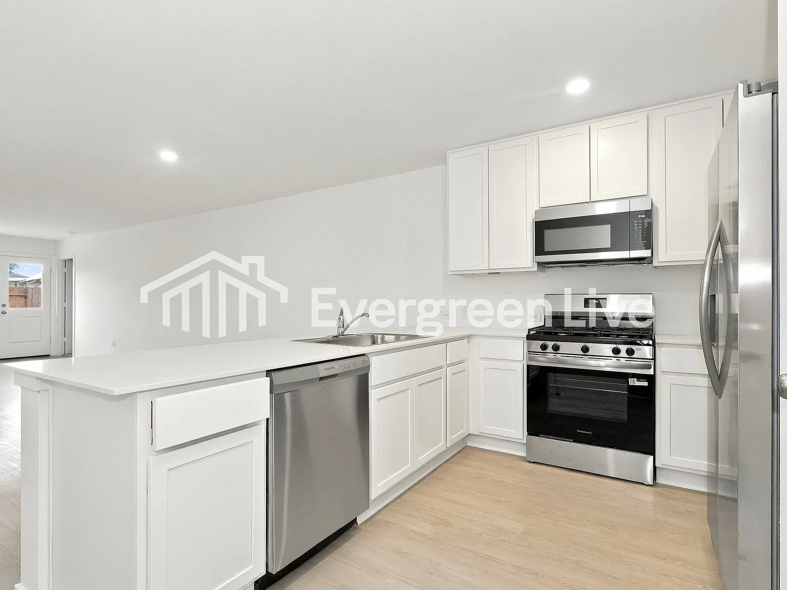 4 bed, 2.0 bath, 1656 sqft, $1,800 — Photo 3