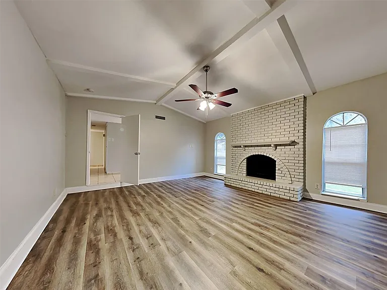 1504 Carnation Dr — Photo 4