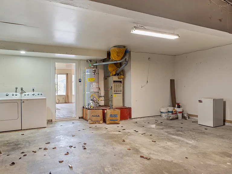 210 Hawkins St — Photo 24