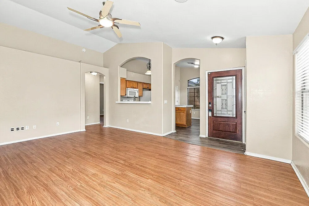 3 bed, 2.0 bath, 1266 sqft, $2,235 — Photo 4