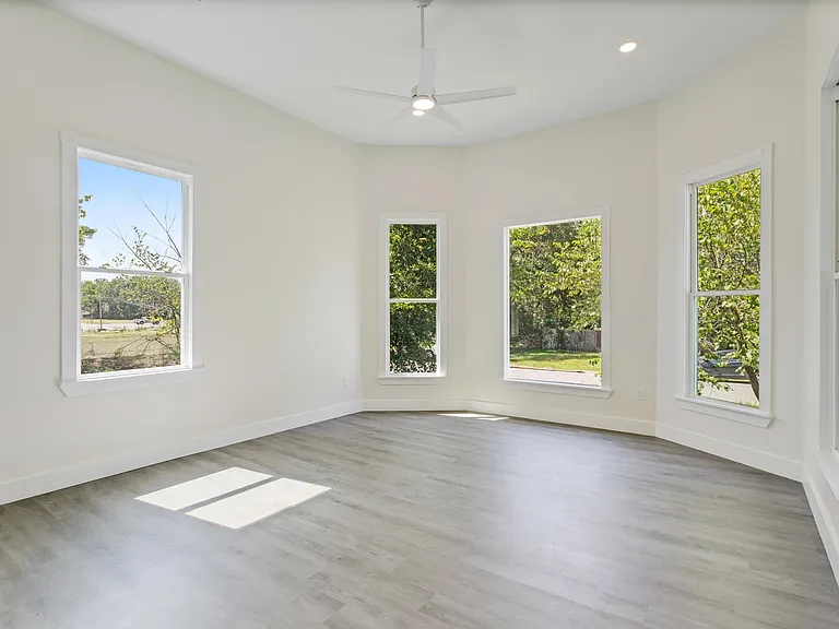 102 W Texas St #1 — Photo 5