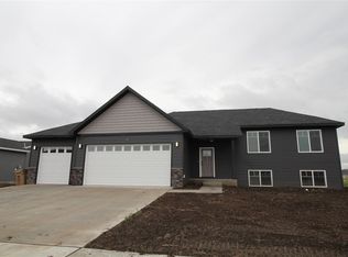 18 Olive Tree Cir, Minot, ND 58703