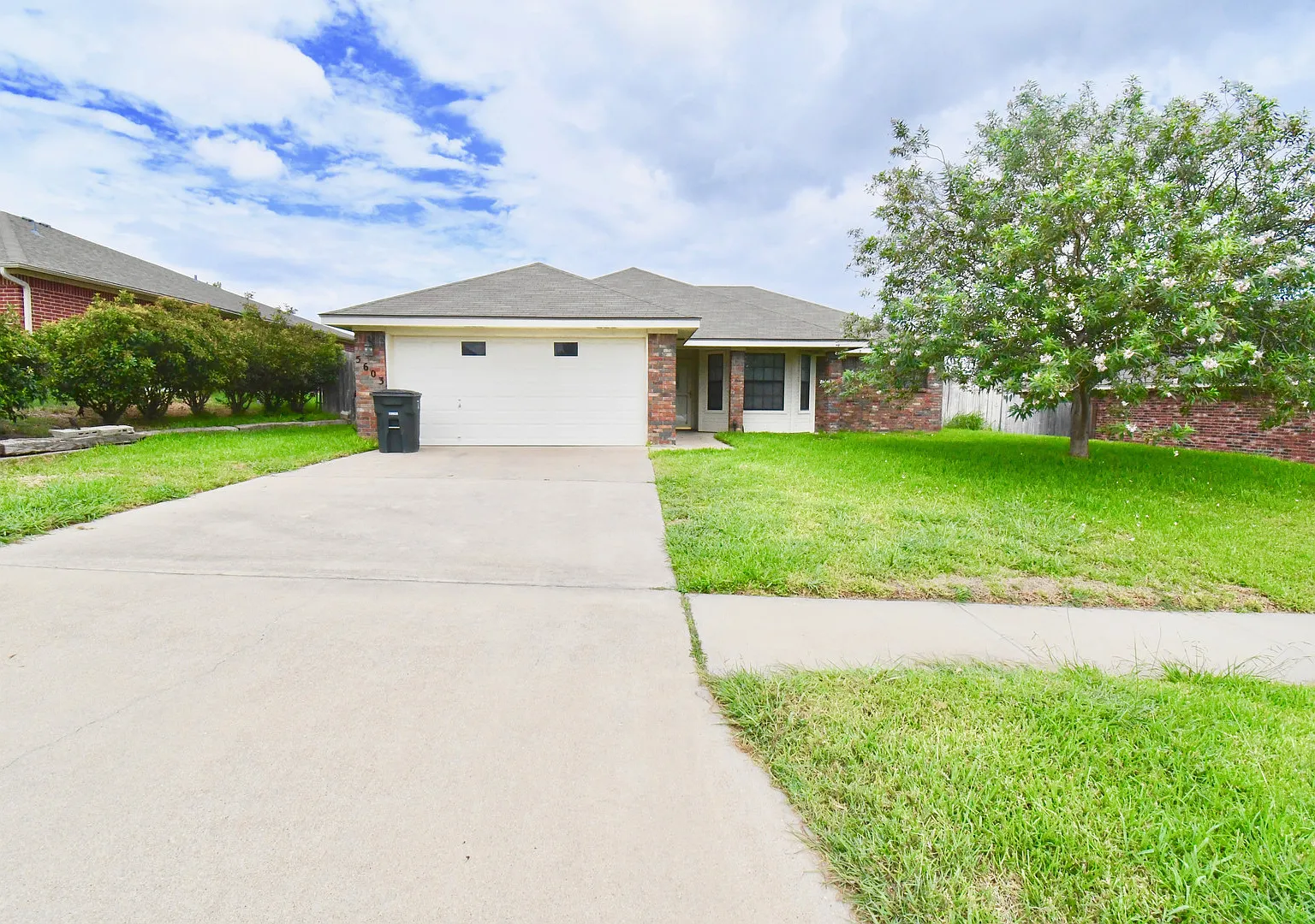 Inviting 3 Bedroom 2.25 Bath home in Hymesa Estates! — Photo 1