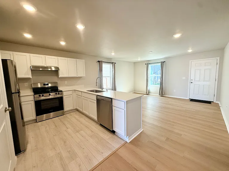 201 NE Olympic Rdg — Photo 2