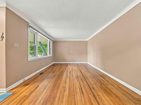 4th image of 6 Massey Cres