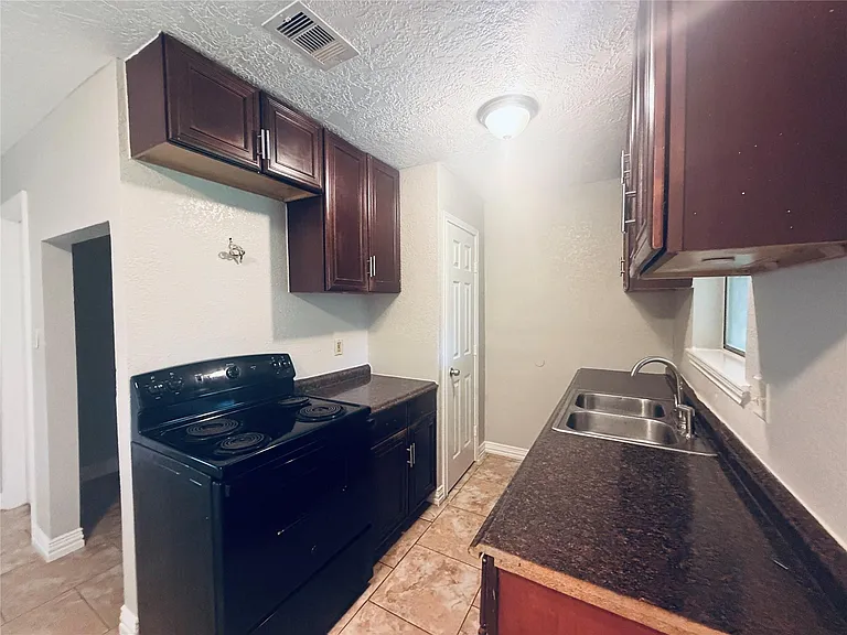 12211 Wessex Dr — Photo 9