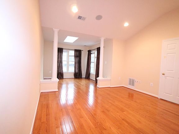 Master Bed with sitting room