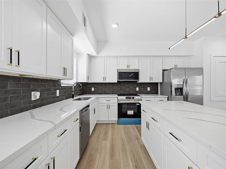 801 E 32nd 1/2 St #A — Photo 20