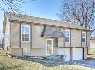 1401 Blueberry Dr, Harrisonville, MO 64701