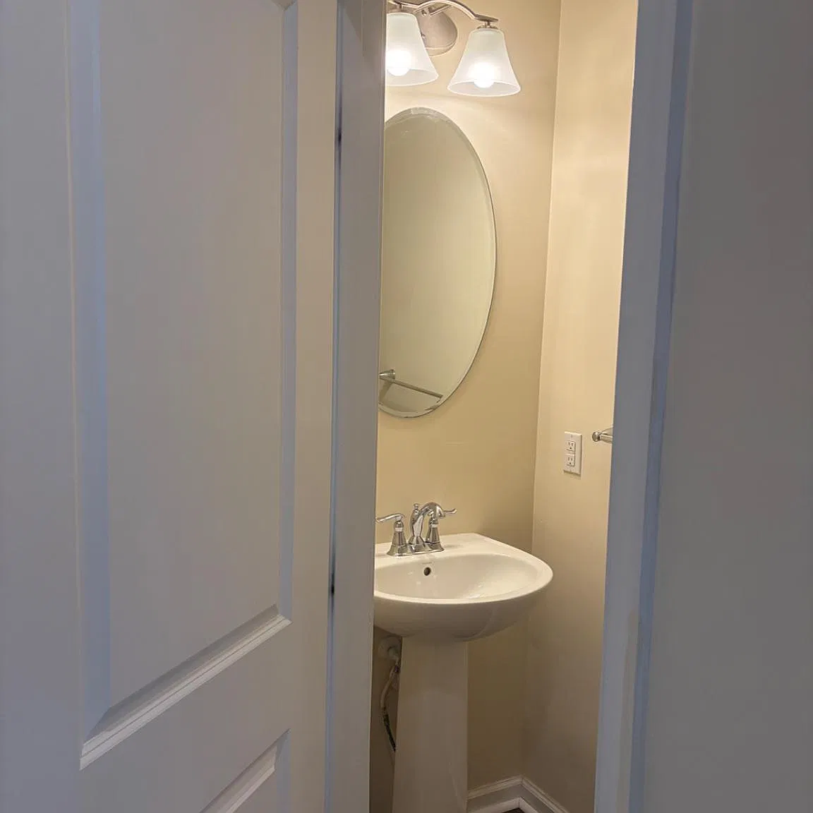 3 bed, 2.5 bath, 2550 sqft, $2,600 — Photo 4