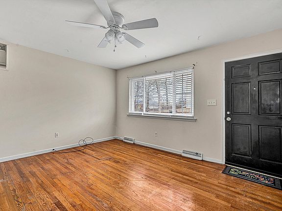 3rd image of 3039 Creekwood Dr