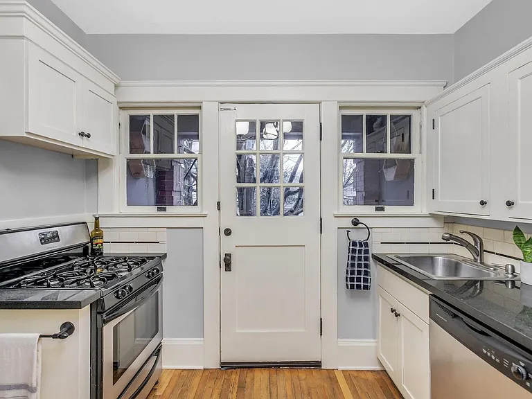118 NW King Ave #2 — Photo 7