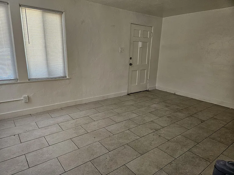 4094 N Mountain Dr — Photo 2