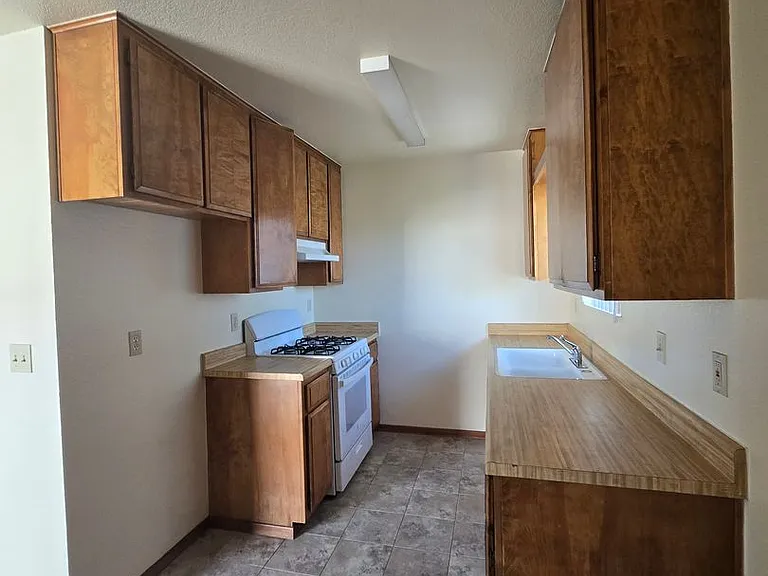 811 E Menlo Ave — Photo 5