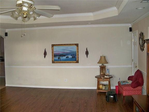 5th image of 613 E 10th St