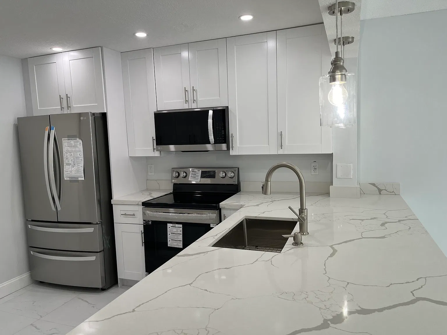 2 bed, 1.5 bath, 835 sqft, $2,000 — Photo 2