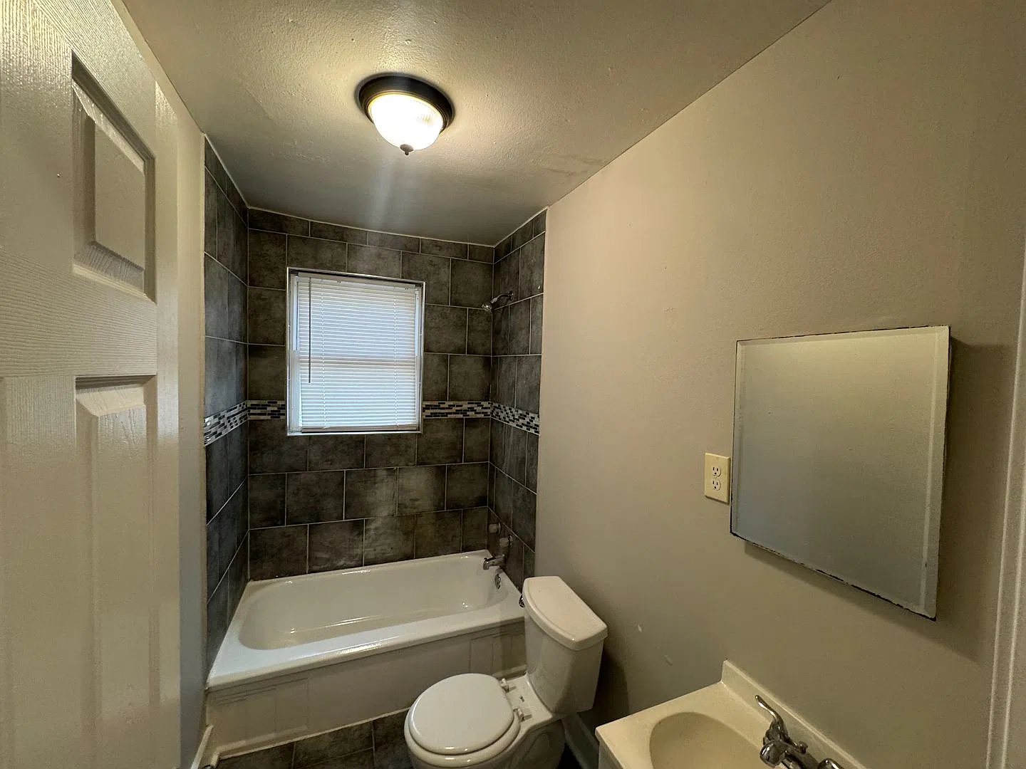 Cozy 1-Bedroom Home in Memphis-Comfort & Convenience! — Photo 4