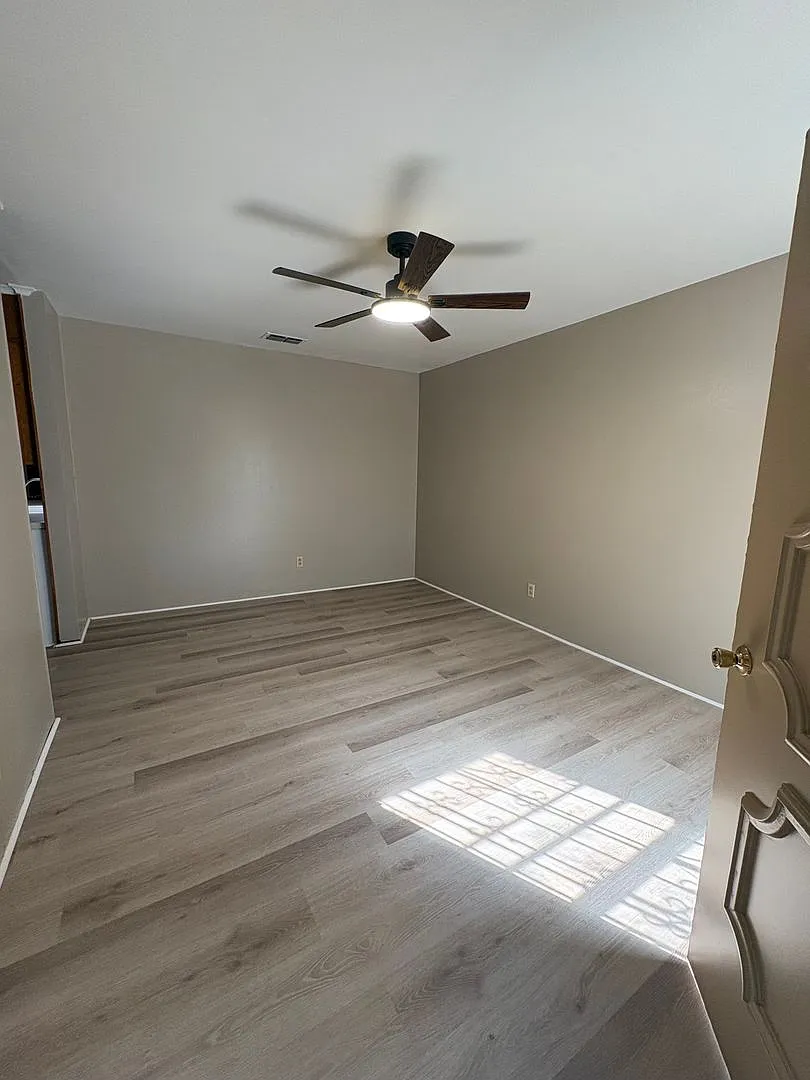 Beautiful 3 bedroom/1 bath home with Central Air & Heat! — Photo 4