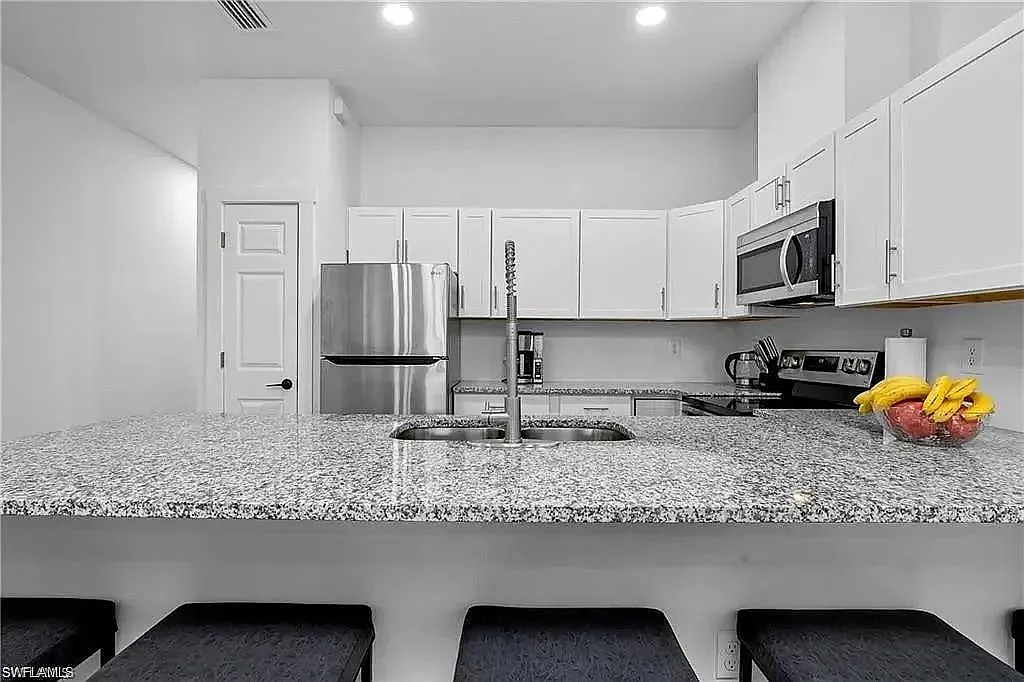 3 bed, 1176 sqft, $1,900 — Photo 3