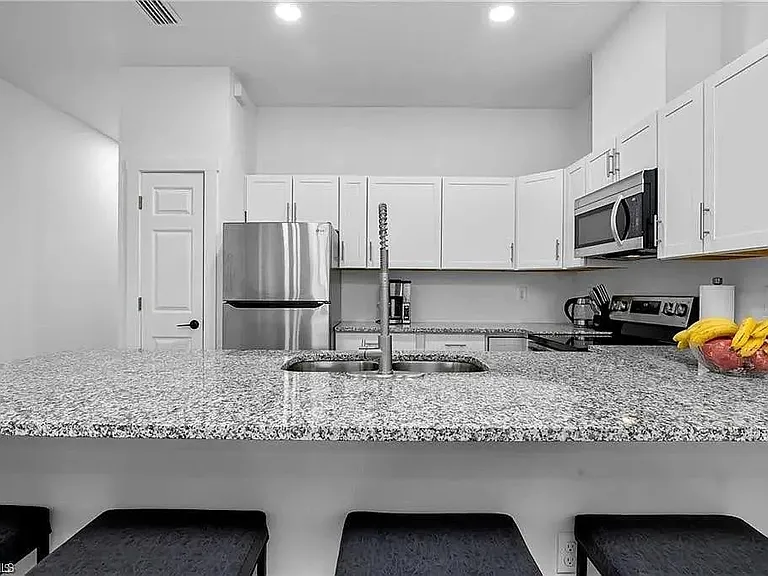313 Ivan Ave S — Photo 9