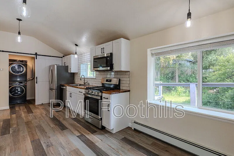 2 bed, 1.0 bath, 1100 sqft, $2,277 — Photo 3