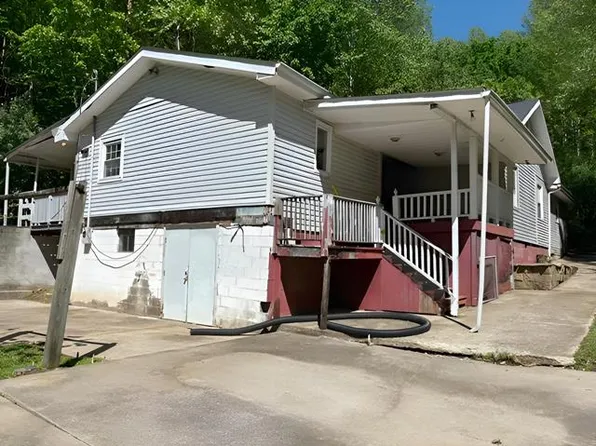 11 Carnation Rd, Van Lear, KY 41265