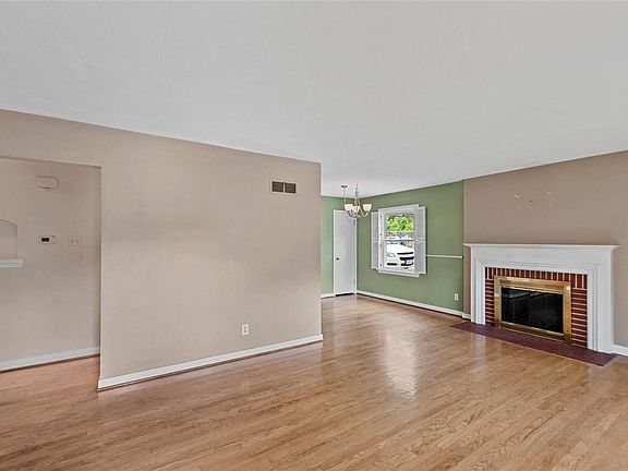3rd image of 946 Grovena Dr