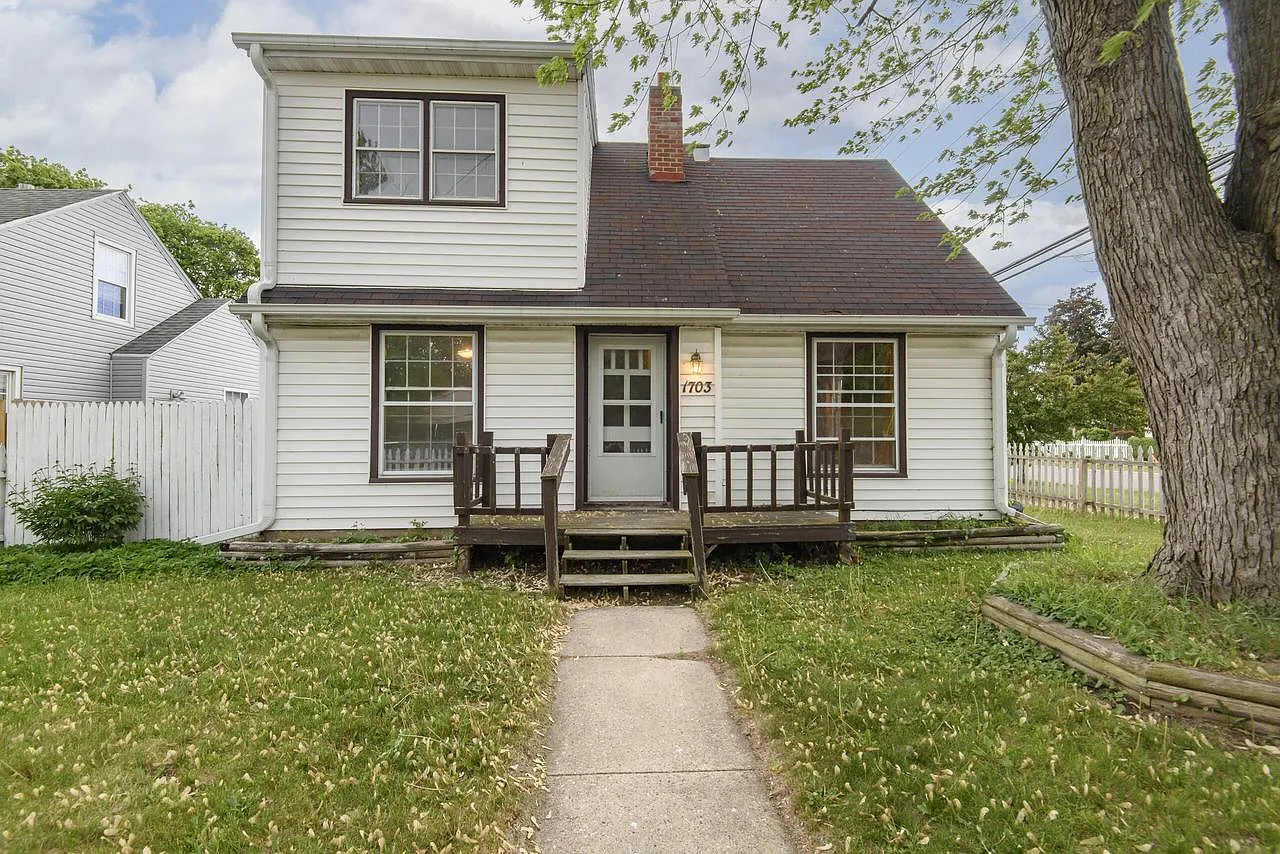 1703 Royce AVENUE photo 1