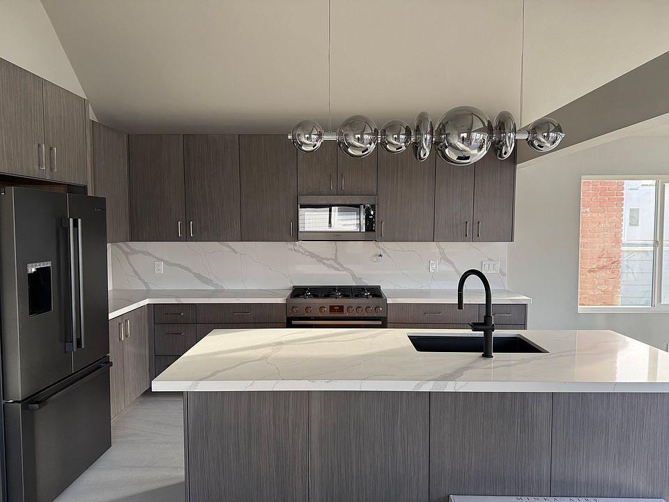 Bosch appliances: Microwave, dishwasher, refrigerator, gas range and True ice maker.