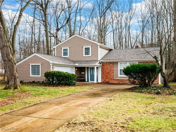 27137 Bellevue Dr, North Olmsted, OH 44070