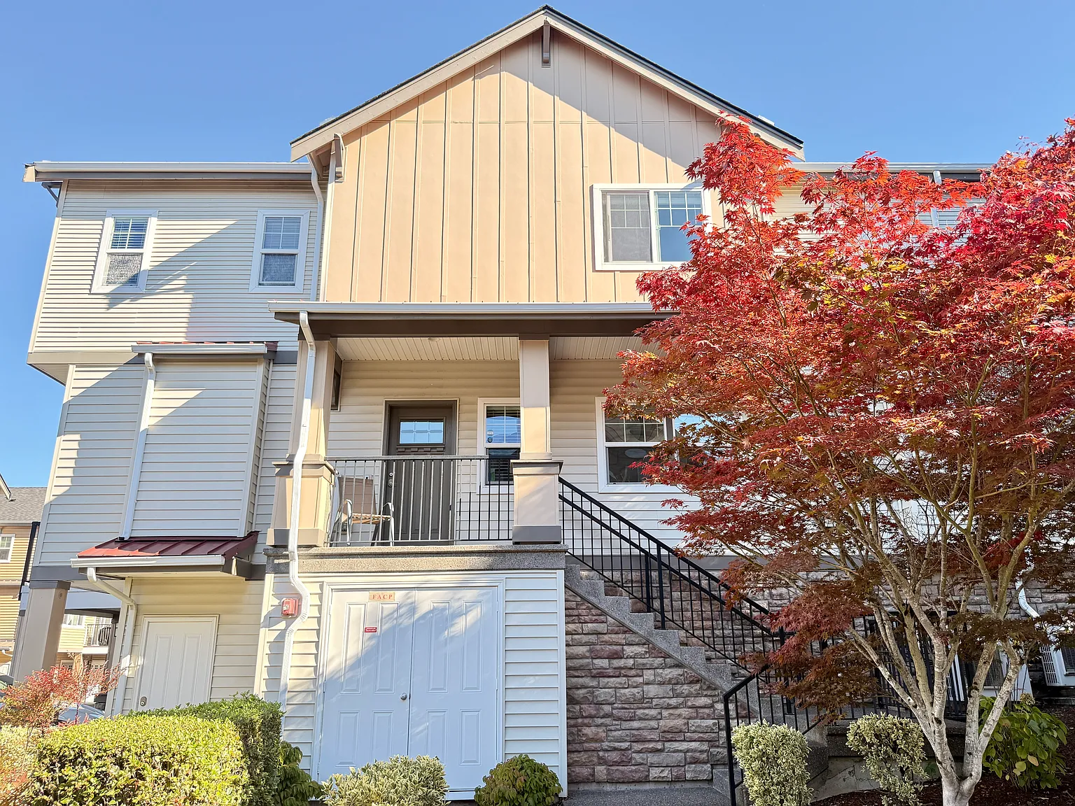 2 bed, 1011 sqft, $2,350 — Photo 1