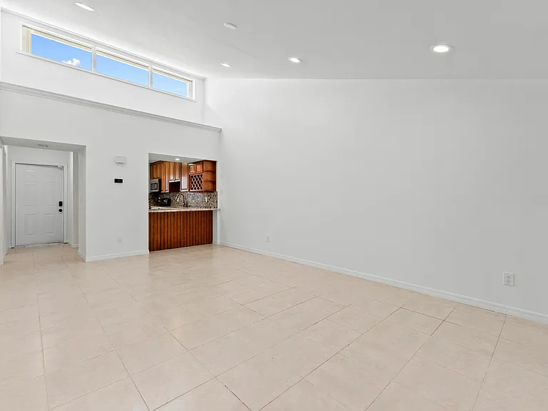 1431 SE Berwick Ct — Photo 7