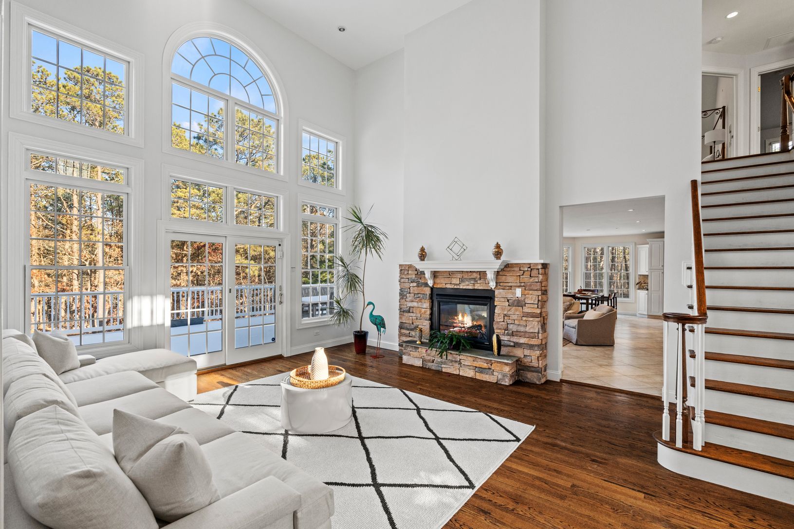  Dual fireplace, and a high ceilings