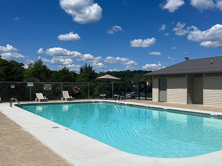 The Oaks Apartments — Photo 26